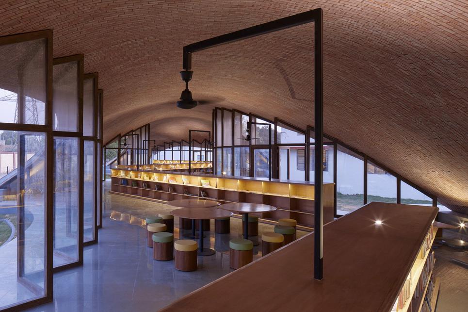 印度砖拱造型学校图书馆，知识的殿堂