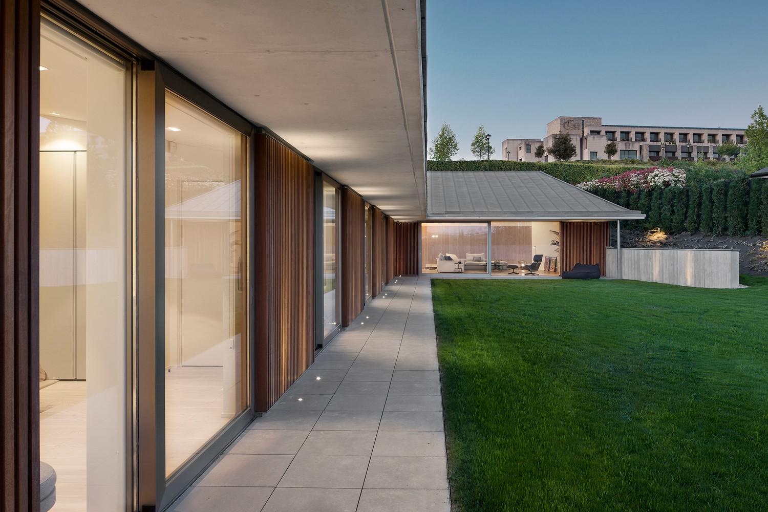 西班牙Öcher住宅，闹中取静