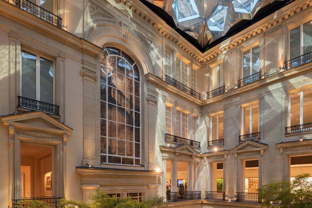 苹果香榭丽舍大街店，历史与当代元素在光影下生辉