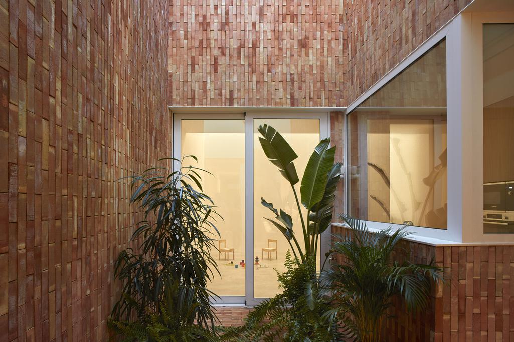 西班牙AM红砖住宅，赋予了空间生命和色彩